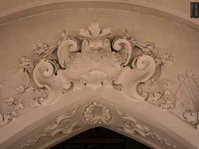 Gli elementi medievali sono per� in contrasto con quelli barocchi, tra cui i fregi di colore bianco presenti sul soffitto e sulle pareti